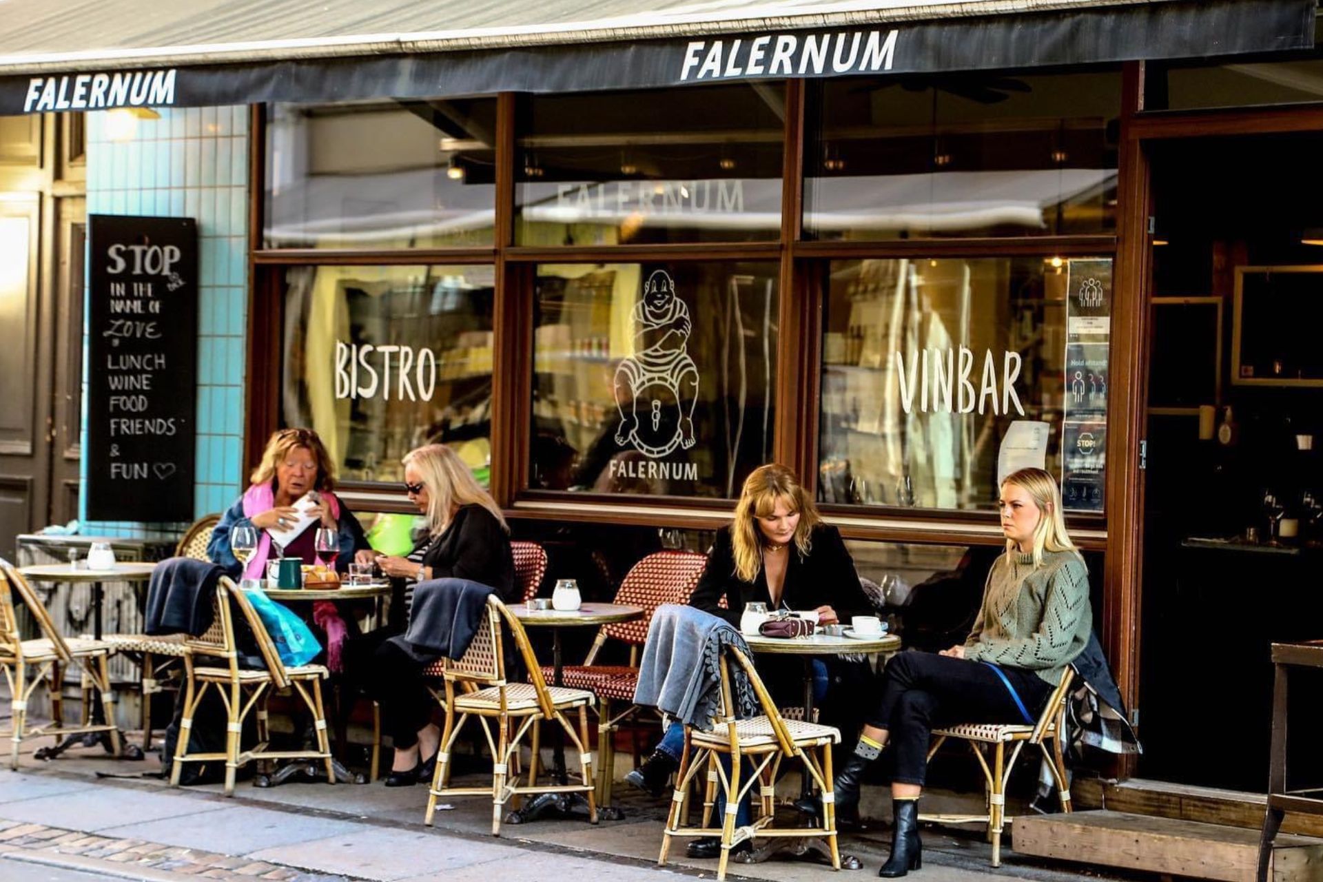 Udeservering foran Falernum. Foto: Husted Gruppen.