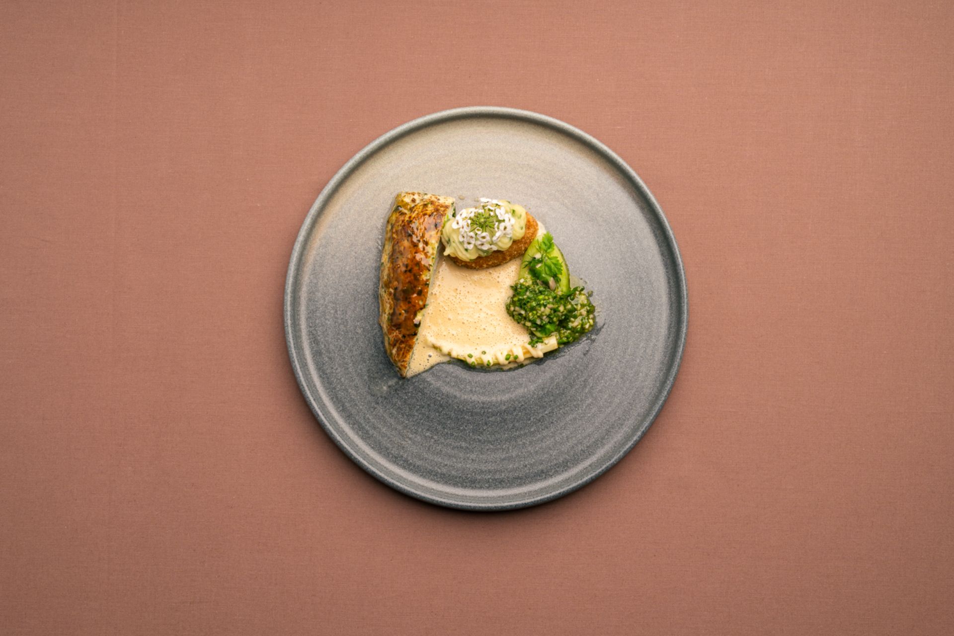 Hovedretten bestående af fiske-ballotine af kuller og østers med dertilhørende garniture. Foto: Arek Pedersen (HORESTA)