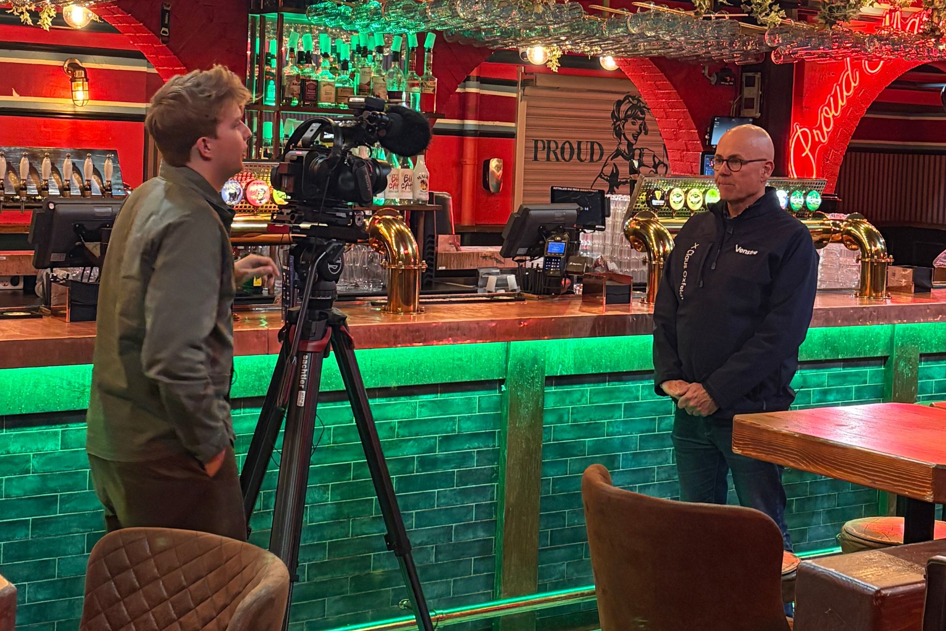 Venstre-politiker Claus Oxfeldt på Proud Mary i Odense til en snak om, hvordan man politisk kan komme bandekriminalitet i nattelivet til livs.