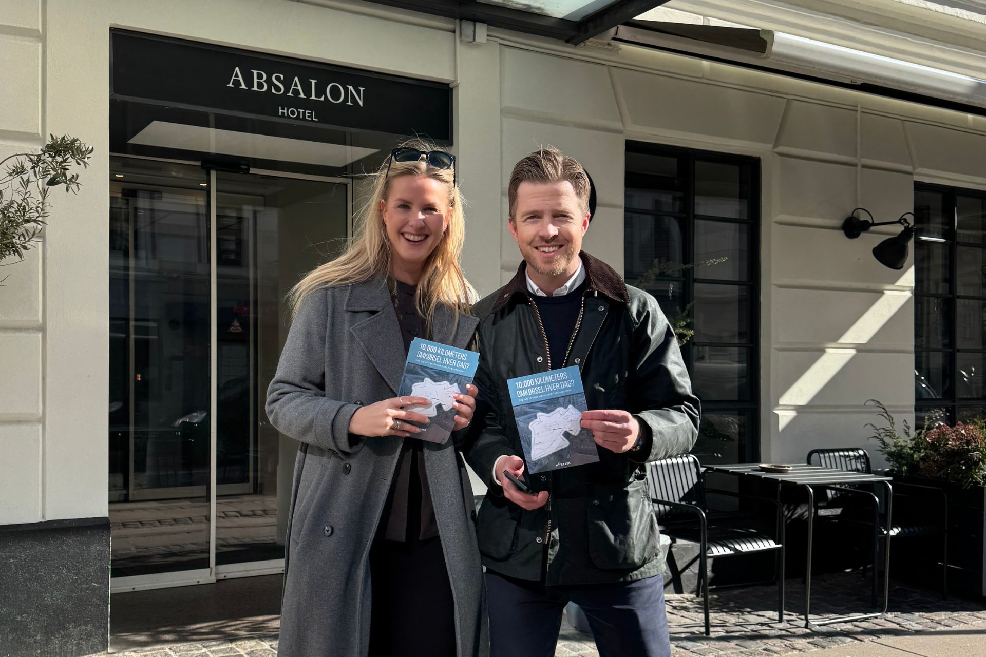 Jeppe Og Maria Foran Hotel Absalon