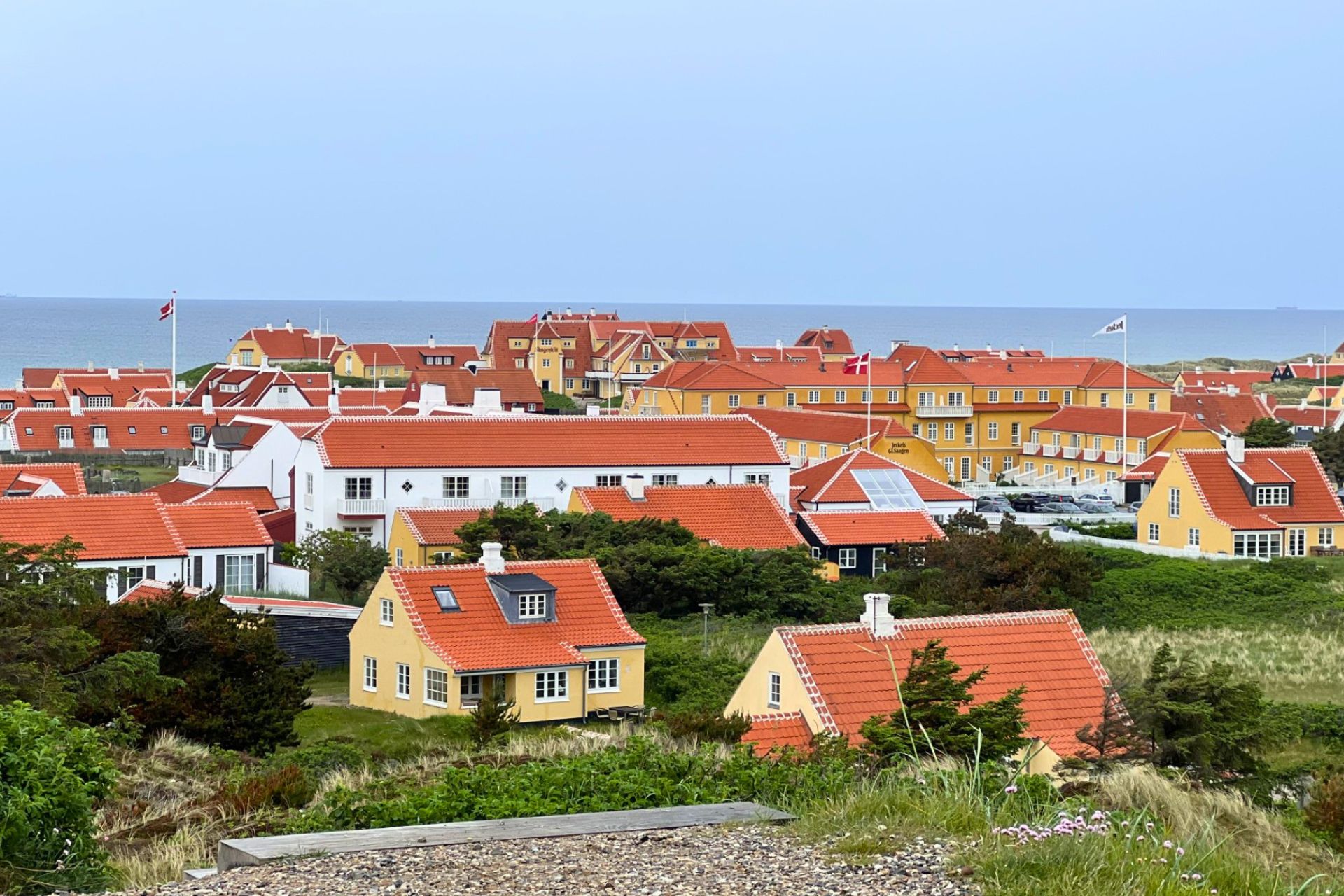 Kig ud over Gammel Skagens velkendte røde tegltage med hvidmalede kanter. Foto: Alexander Winther.