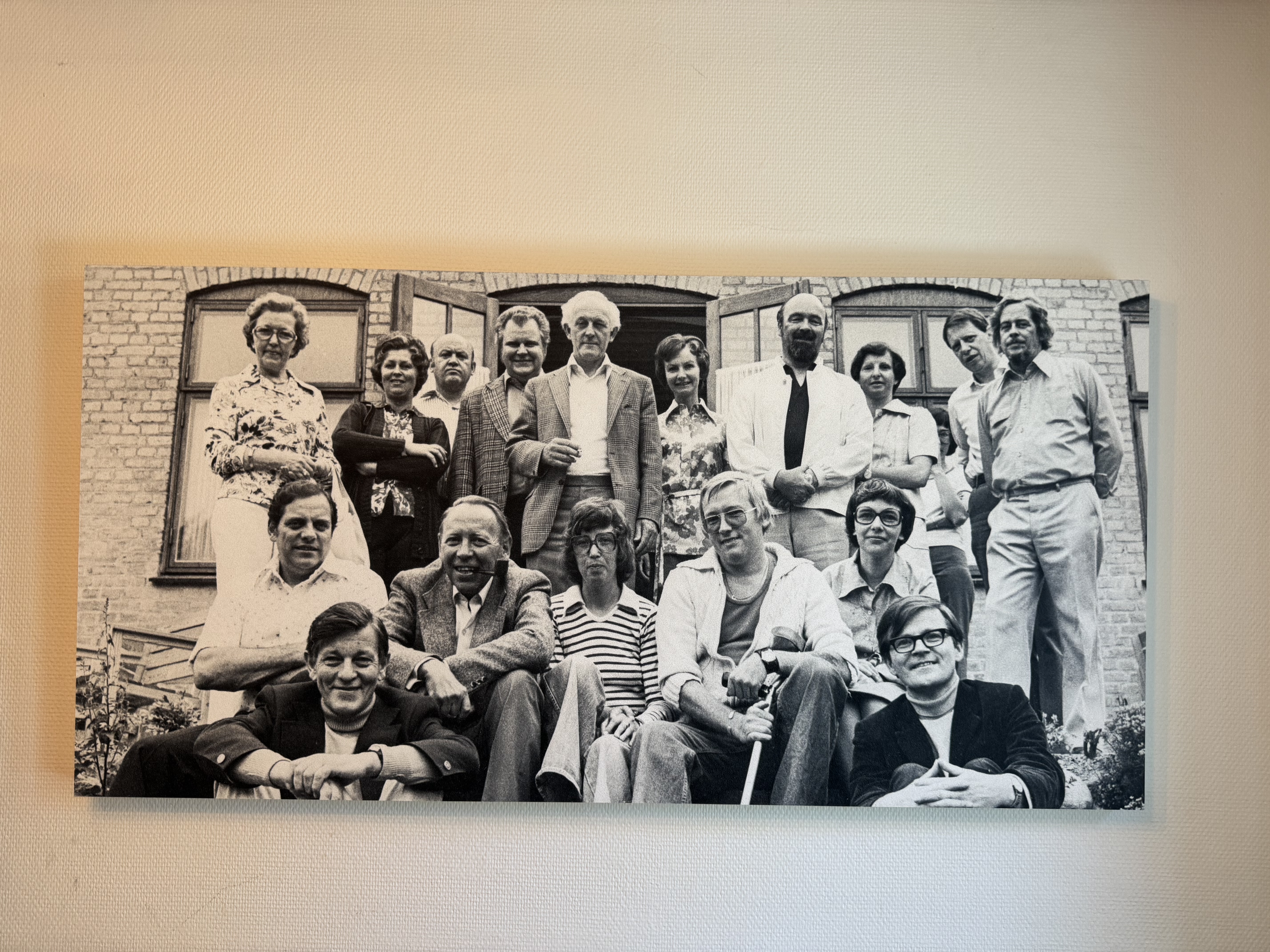 Foto af gamle lokalpolitikere fra Københavns Vestegn, som Maiken og Ilan har fået fra lokalhistorikere. Fotograferet foran Engtoftegård.