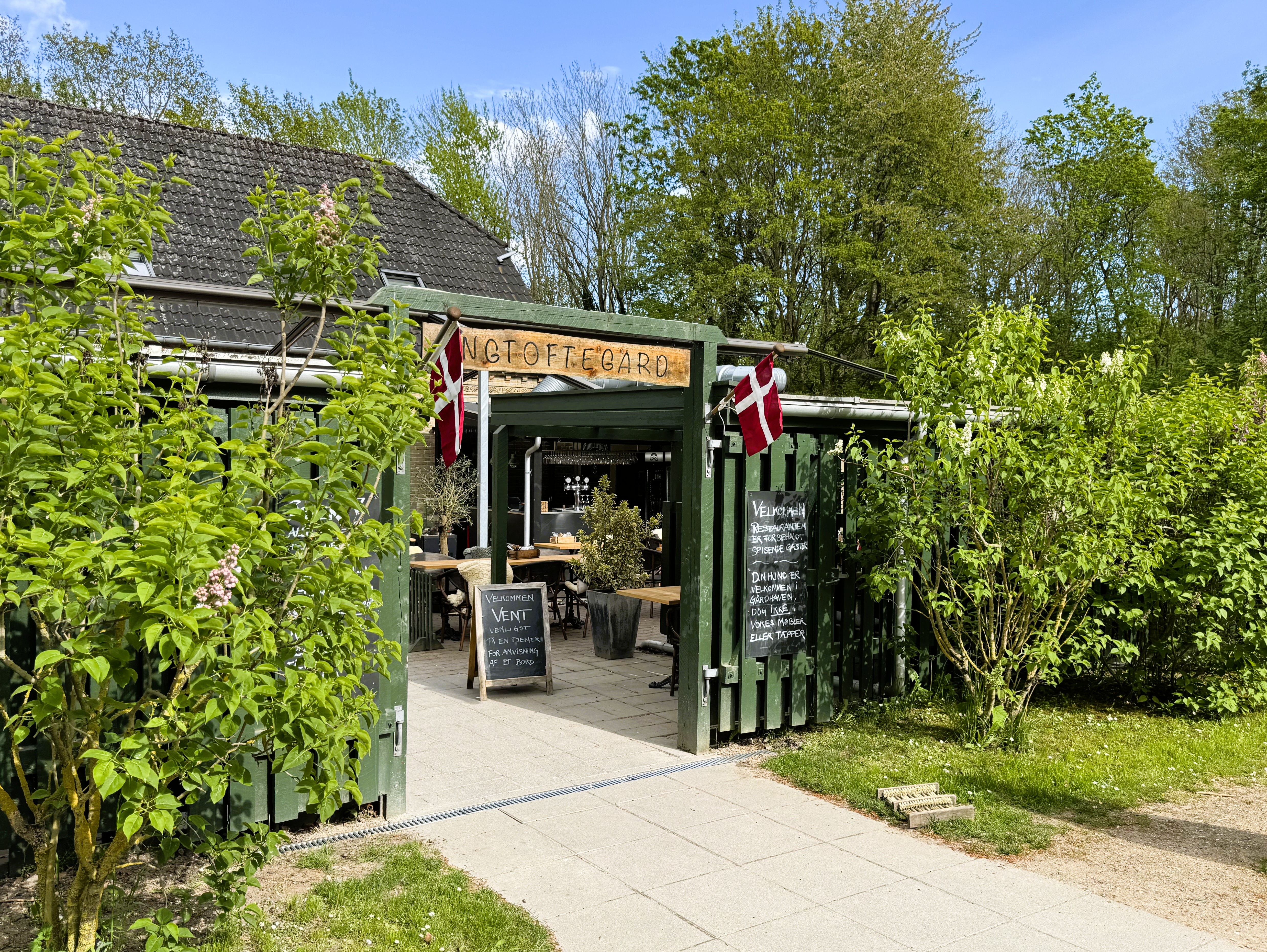 Indgangen til gårdhaven på Engtoftegård
